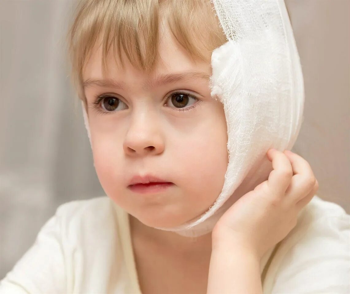Можно греть ухо ребенку. Постановка компресса на ухо детям. Повязка на больное ухо ребенку. Согревающий компресс на ухо.