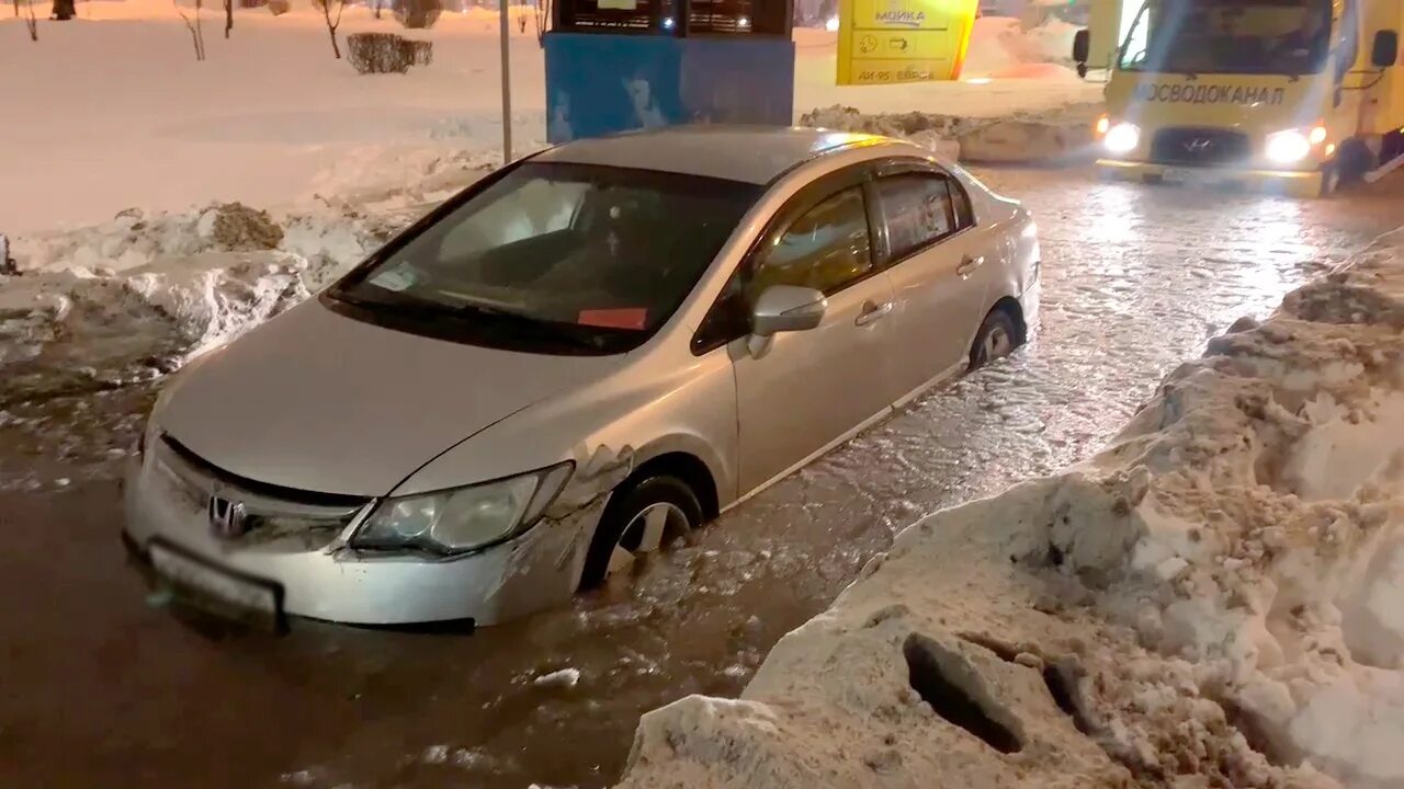 Бутырка на дороге грязный снег. Утопленные автомобили в Москве. Лужи в Москве. Тает снег в Москве. Москва снег лужи.