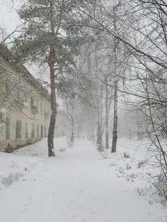 Снег кружится летает и тает