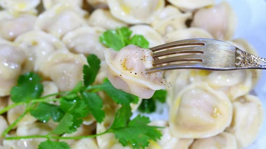 Пельмени. Вареники со сметаной. Пельмень на вилке. Dumpling in golden syrup. Пельмени с уксусом.