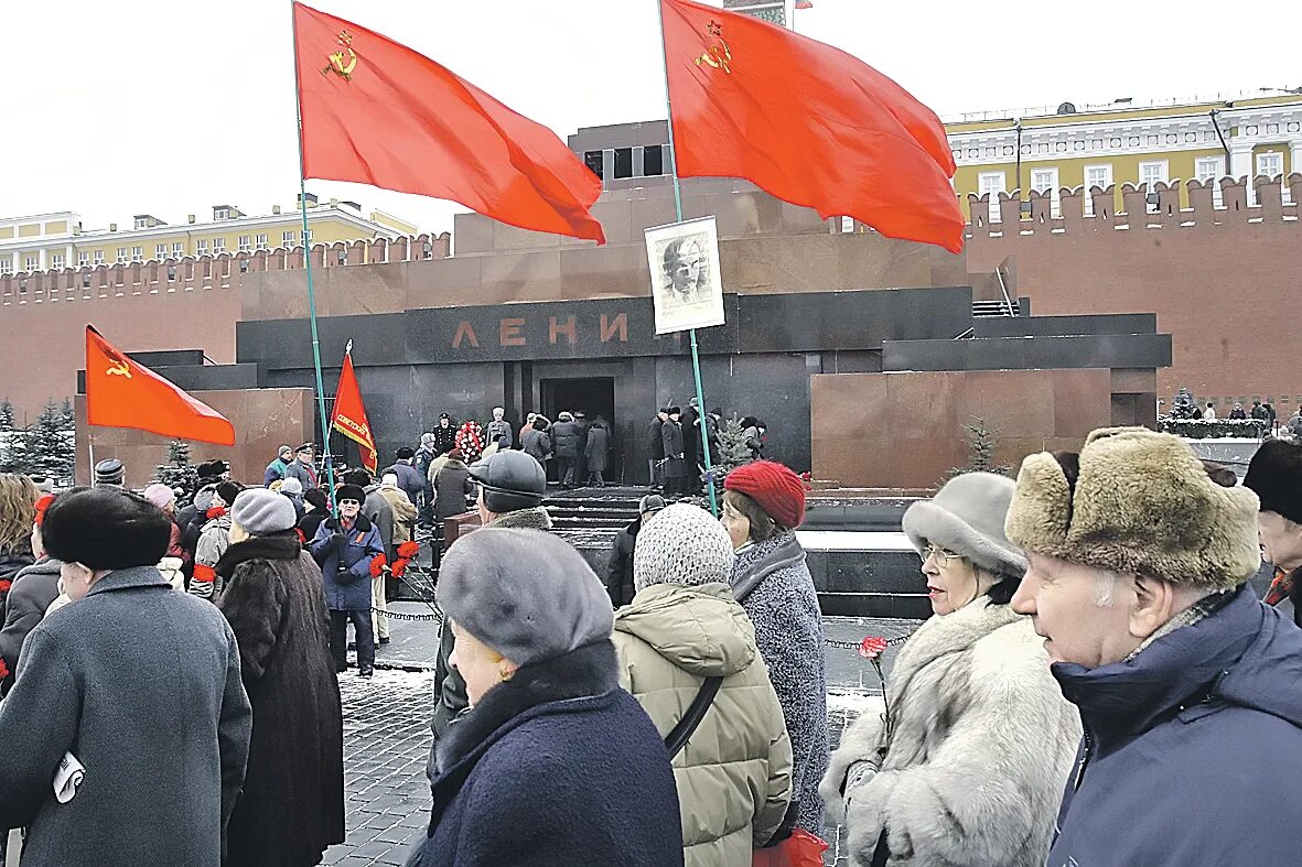 Как отнеслось население к смерти ленина совсем. Мавзолей Ленина Ленин Сталин. Мавзолей Ленина и Сталина фото.