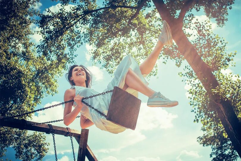 Девушка на качелях. Красивая девушка на качелях. Дети на качелях. Девушка на качелях. Детские качели флори-4.
