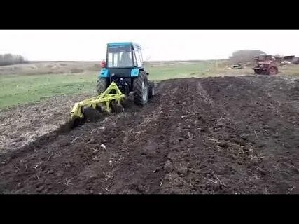 Трактор тянет плуг по горизонтали