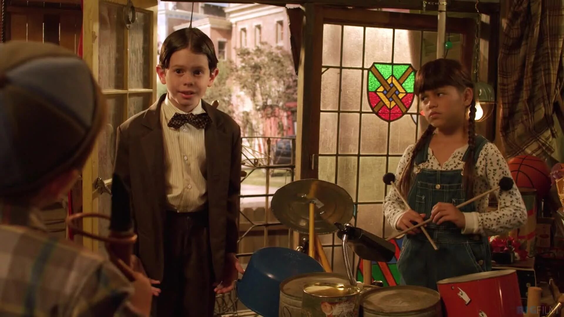 Маленькие негодяи спасают положение фильм. Маленькие негодяи спасают положение. Маленький негодяй спасает. Маленький негодяй спасает. Маленький негодяй спасает.