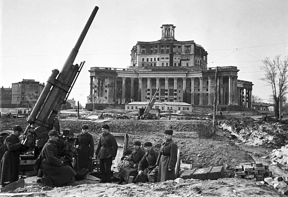 Оборона городка. Московская паника 16 октября 1941 года. Зенитная батарея 1941-1945. Театр Советской армии в годы войны 1941-1945.