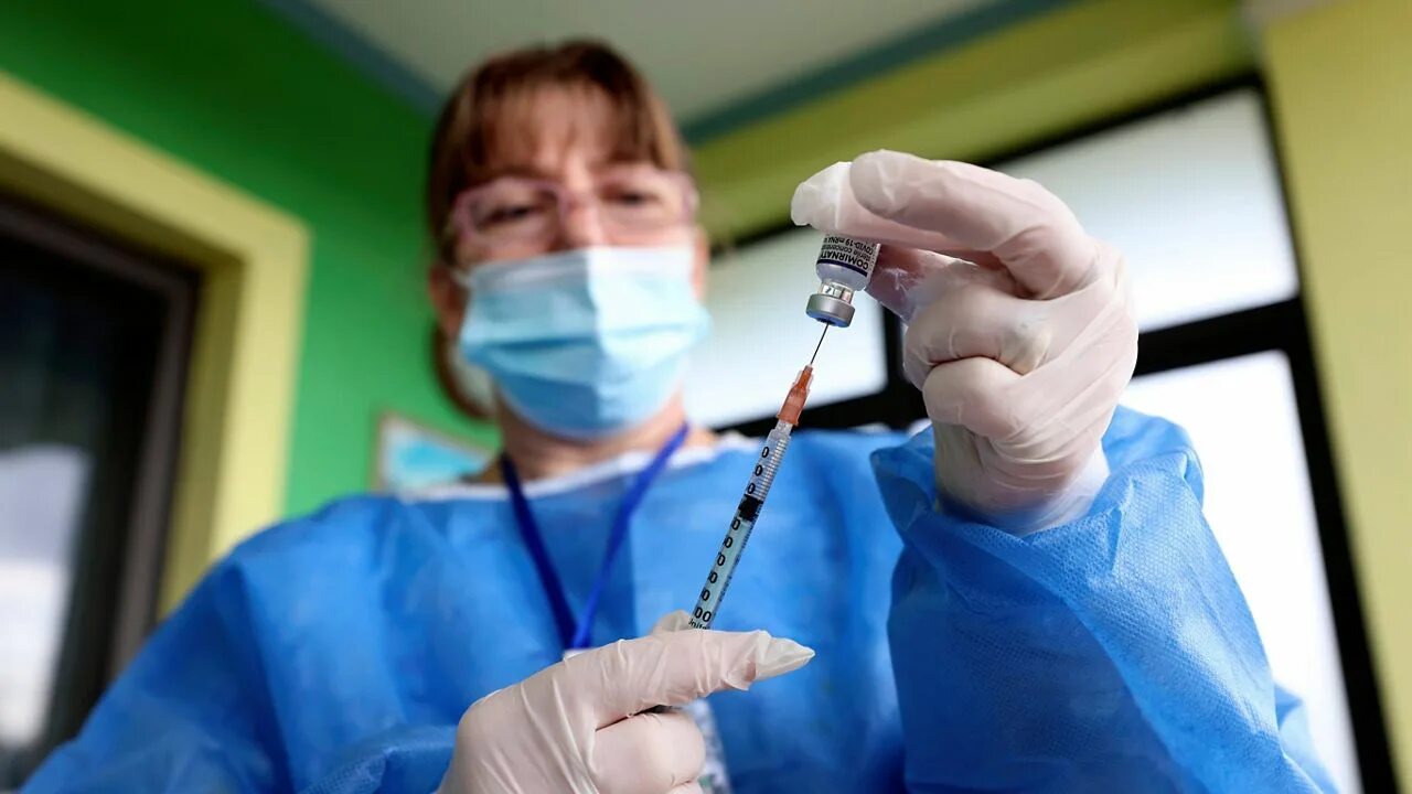 Вакцинация эстетика. Глобальная вакцинация. Плакат клиники. World immunization week. Мы за вакцинацию.