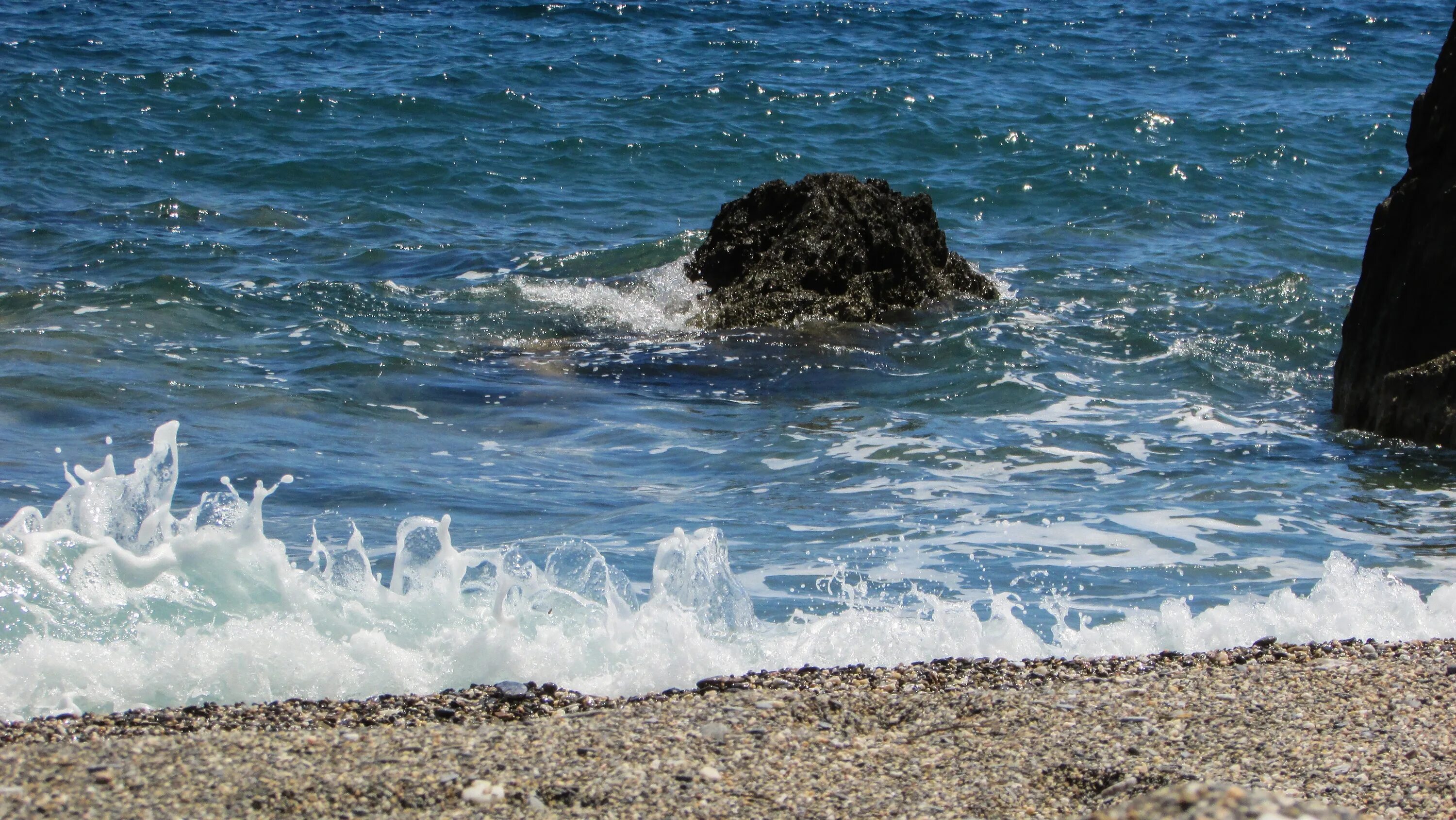 Сколько вода в море в сочи. Волна на галечном пляже. Волна галька. Море галька волны. Дикие пляжи волны.