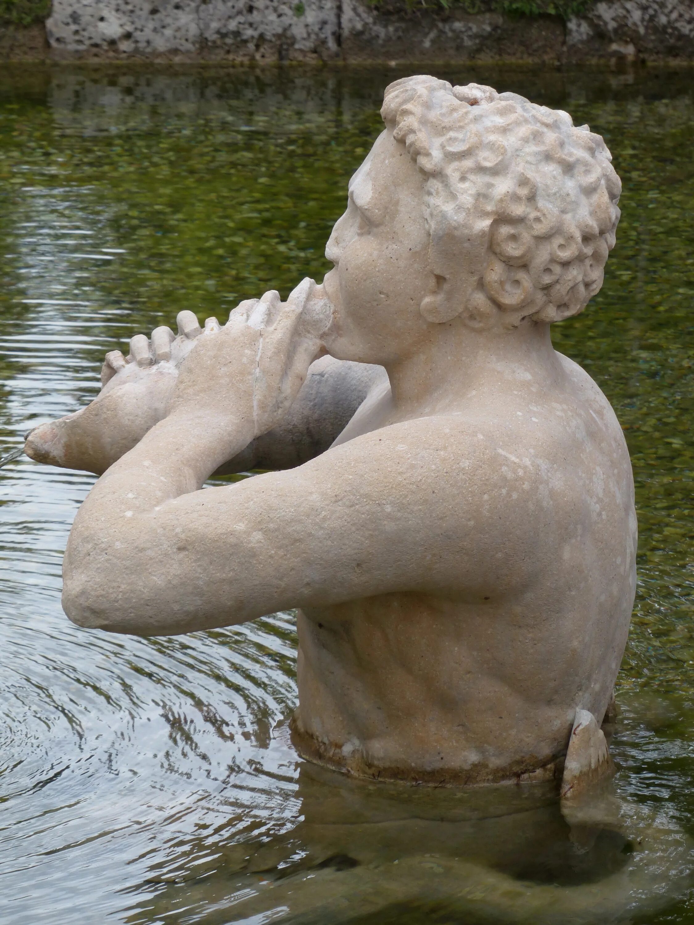 Пруд со скульптурой золотого лотоса. Скульптуры для водоемов. Статуи в воде. Статуя в пруду. Водяной скульптура.