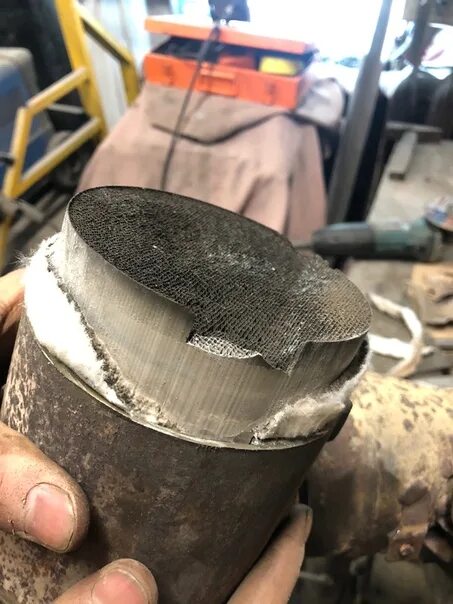 Сплавился катализатор. Вырезка катализаторов своими руками. Катализатор на моторе. Оплавился катализатор. 1.