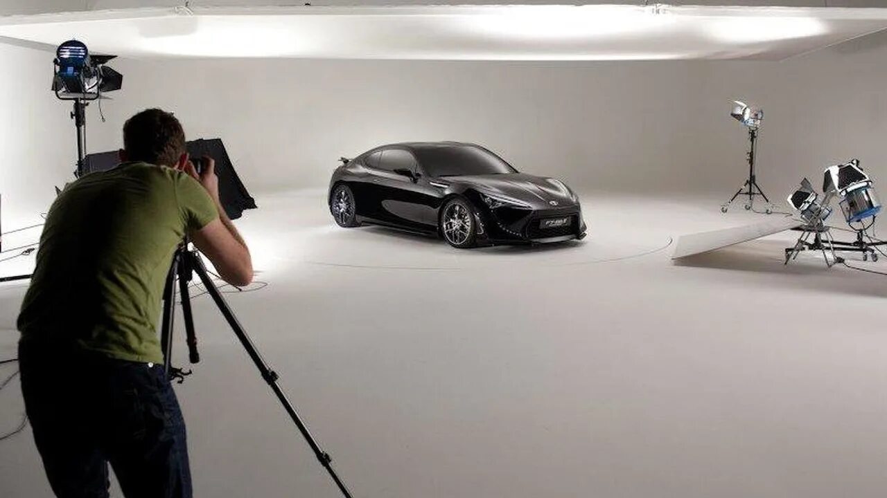 Человек фотографирует машину. Как фотографировать автомобили. Фотосессия автомобиля ракурсы. Видеосъемка автомобиля. Фоткает машину.