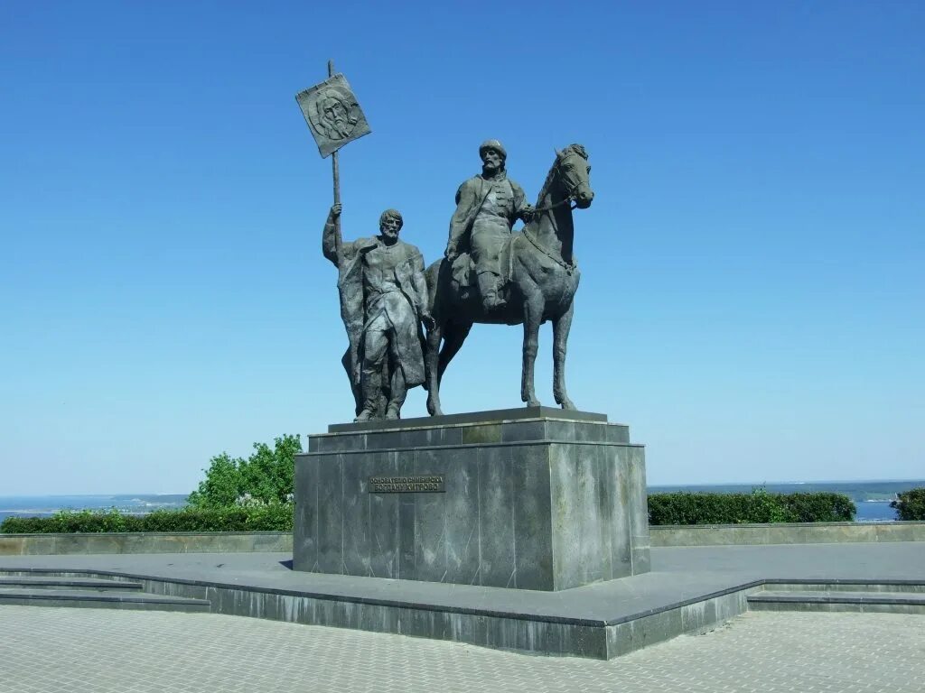 Россия город ульяновск памятники. Памятник Богдану Хитрово Ульяновск. Памятники и обелиски Ульяновской области. Памятник Богдану Хитрово Ульяновск картинка.