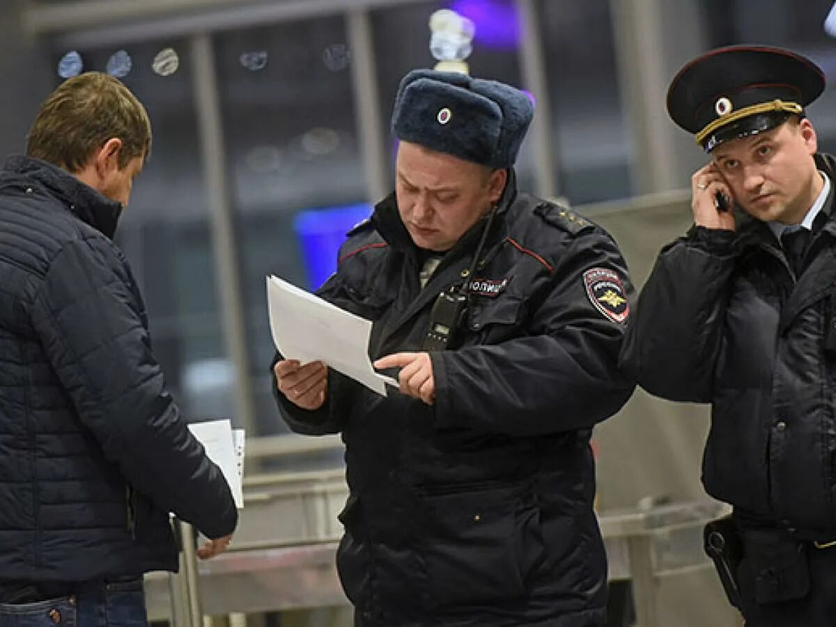 Сотрудники правоохранительных органов. Мигранты и полиция. Полиция на вокзале. Полиция проверяет мигрантов. Полицейские проверяют телефоны