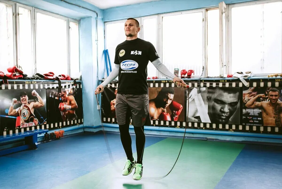 боксер на скакалке. мужчина на скакалке. прыжки на скакалке кроссфит. колин скипинг. бокс тренировка.