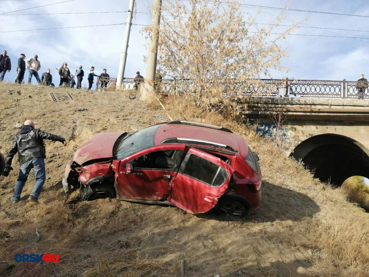 Срочные новости происшествия. Машина слетает с моста. Гагаринский мост Орск.