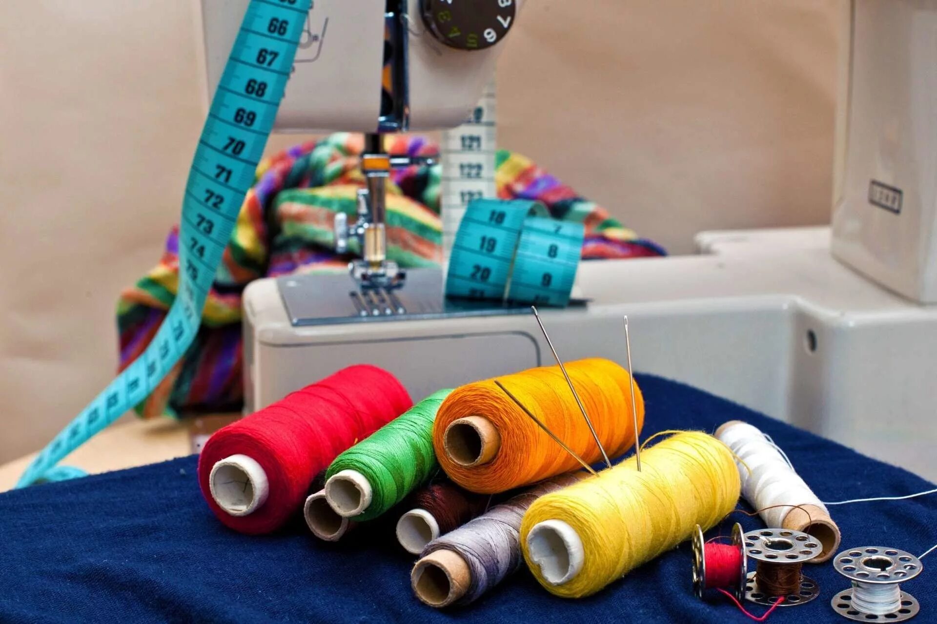Швейная игла и нитки. Материалы для шитья. Рукоделие шитье. Ткани нитки швейная машинка. Материалы для пошива.