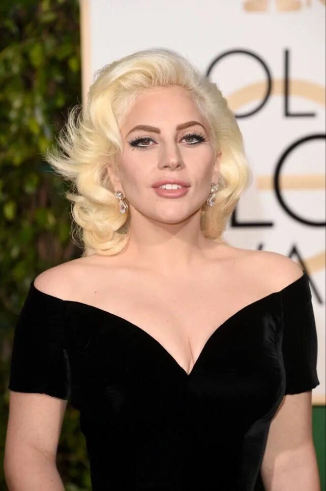 Леди гага золотой глобус 2016. Леди гага золотой глобус 2016. Lady gaga в золотом костюме. Гага голд. Гага голд.