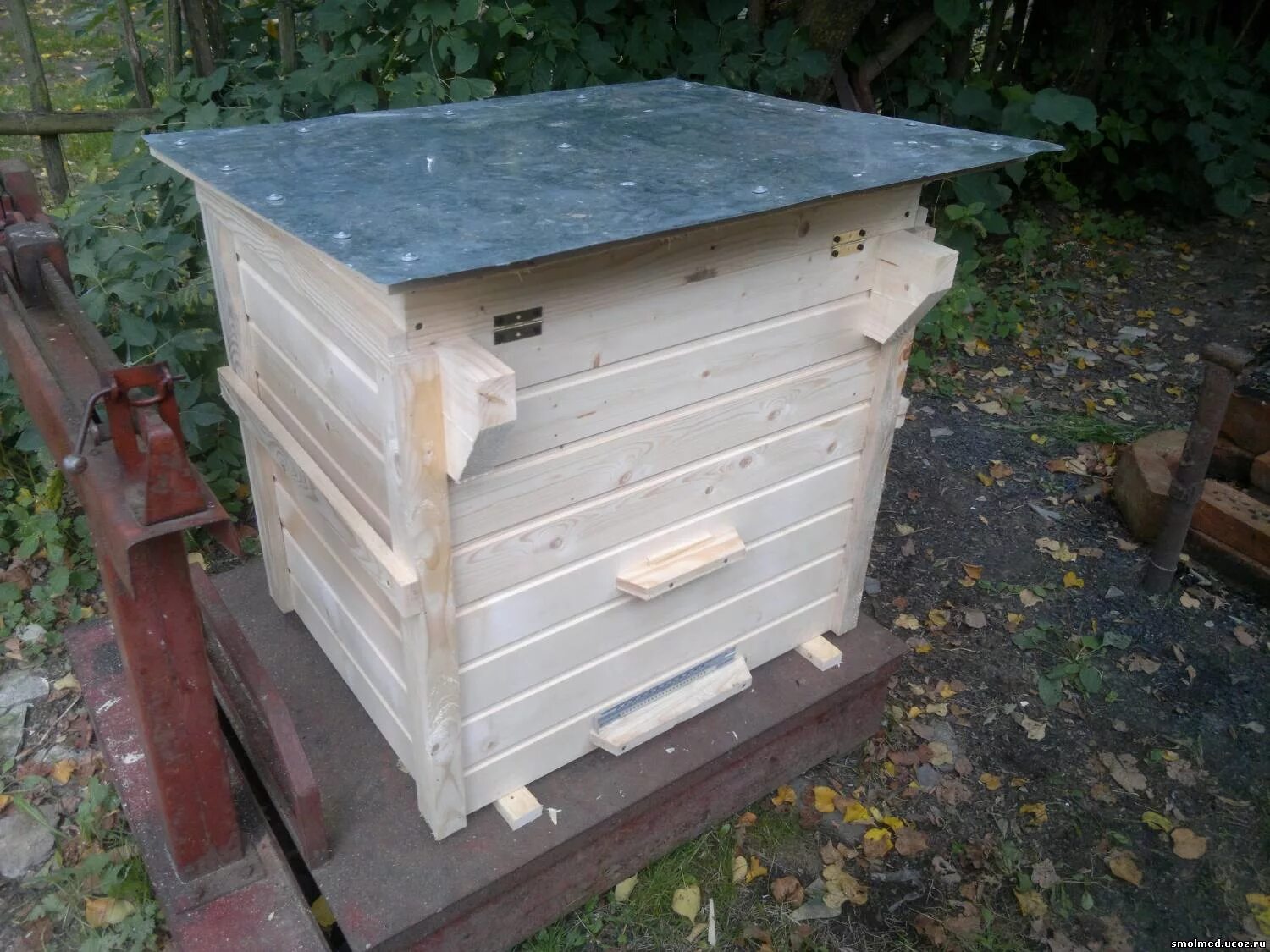 Валей улей. Улей лангстрота. улей 3 рамочный. ульи для пчел. деревянный улей.
