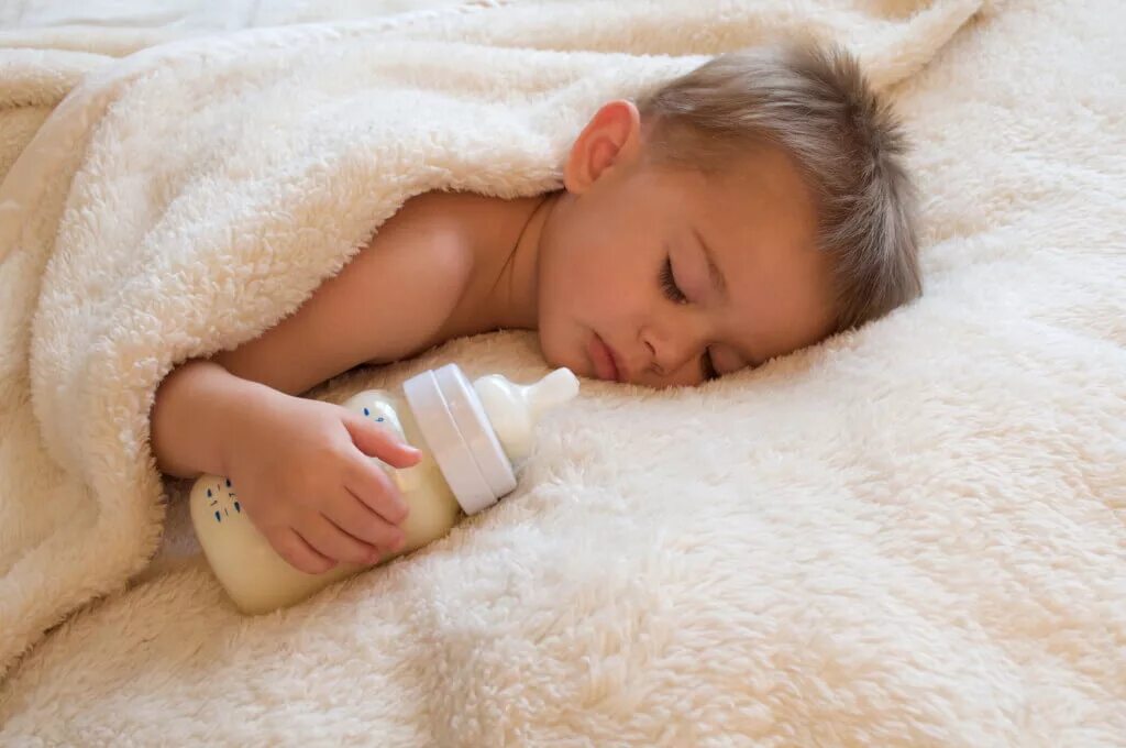 Малыш с бутылочкой. Ребенок уснул с бутылочкой. Как отучить от бутылочки ночью