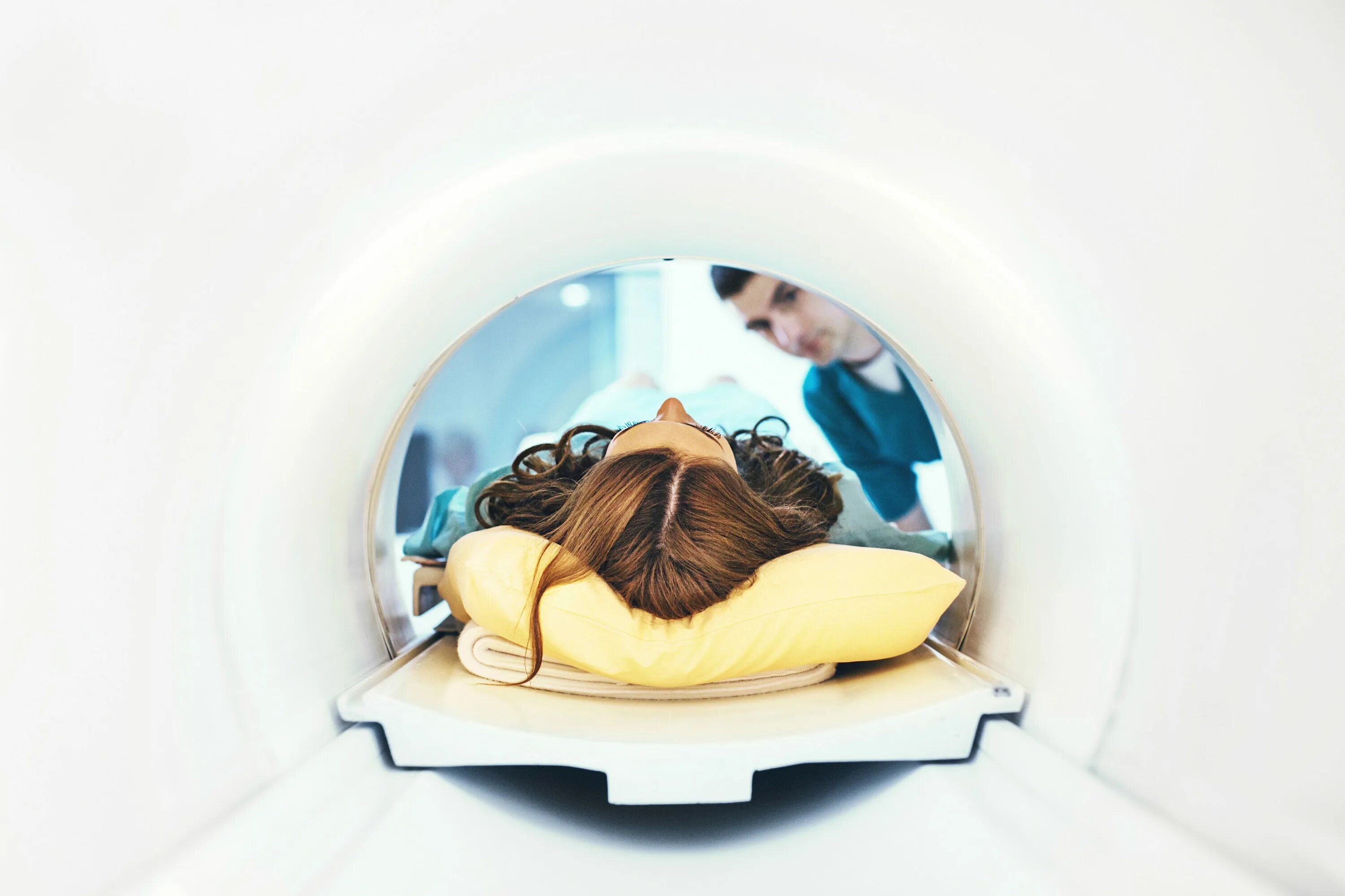 Мрт с седацией. Магниторезонансная томография (мрт). Мрт 1973. Снимки томографа. Мрт мозга аппарат.