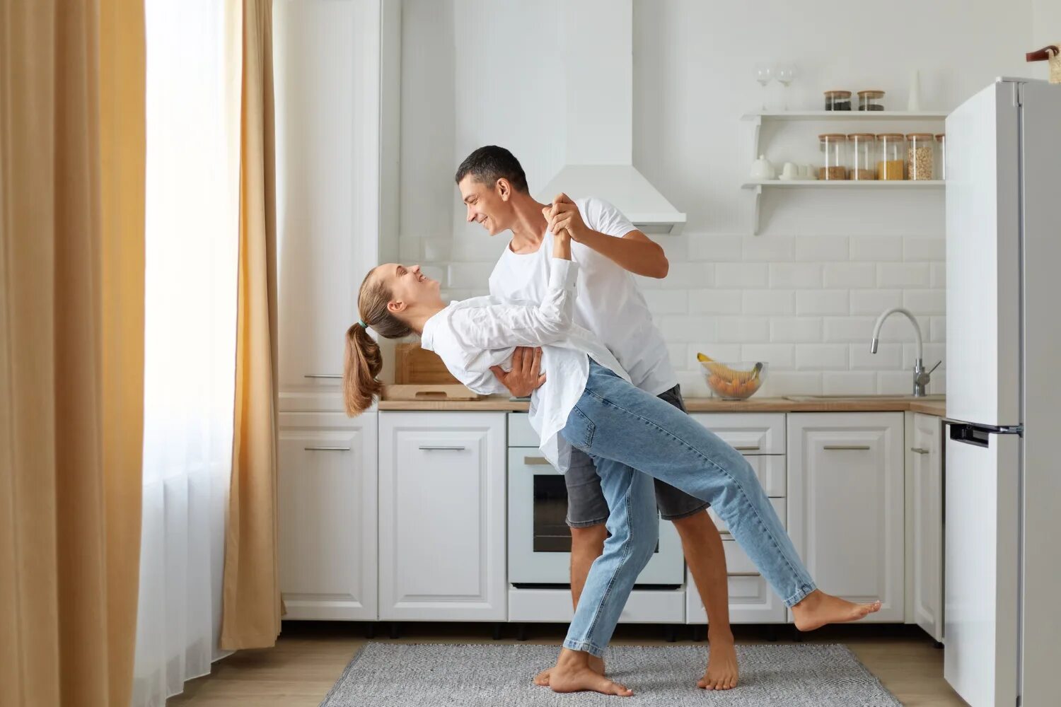 Дает мужу на кухне. Пара танцует на кухне. Муж жена танцуют на кухне. Танец на кухне муж жена и. Счастливая пара на кухне.