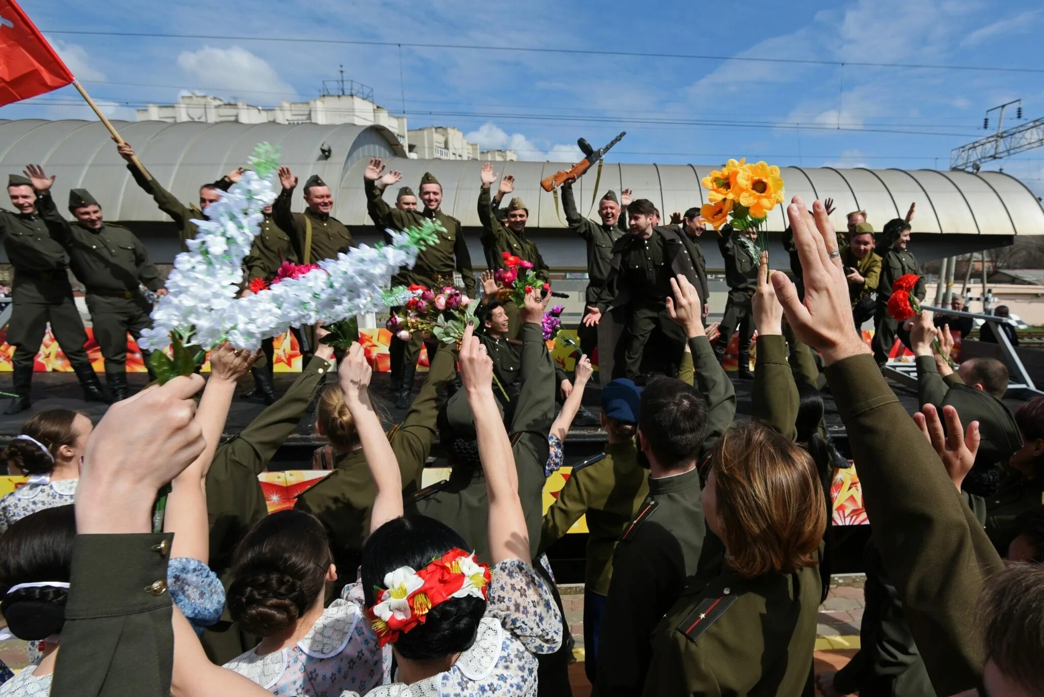 Зачем отмечают день. 9 Мая Астрахань. 9 Мая гуляния. Отмечаем день Победы. С праздником днем Победы.