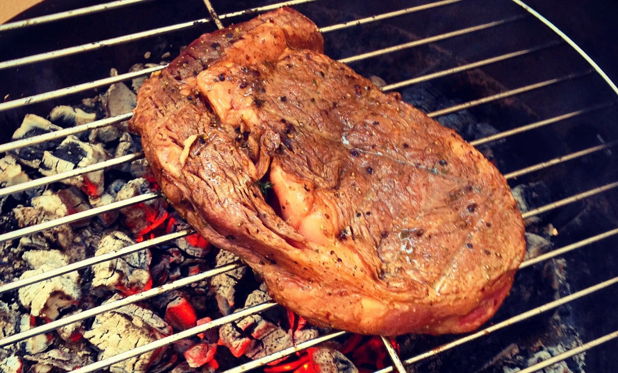 Время жарки мяса. Жареное мясо на углях. Мясо на решетке. Стейк на мангале. Решетка для стейков.