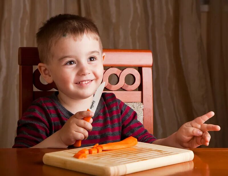 Children knives. Ребенок с ножом. Детский нож. Ножик для детей.