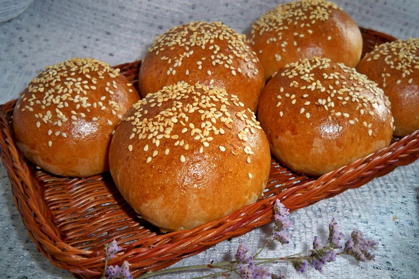 Булочки пышные и мягкие. Пышные булочки. булочка с кунжутом. молочные булочки. тесто для булочек для бургеров.