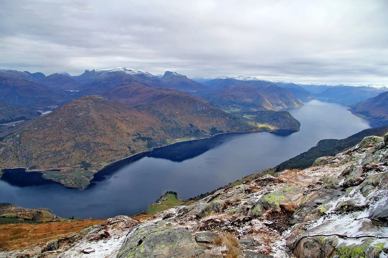 Евразия фотографии. Норвегия озеро Хорниндальсватнет. Самое глубокое озеро в Норвегии Хорниндальсватнет. Озеро в Норвегии Фьорд. Озеро Фемунн в Норвегии.