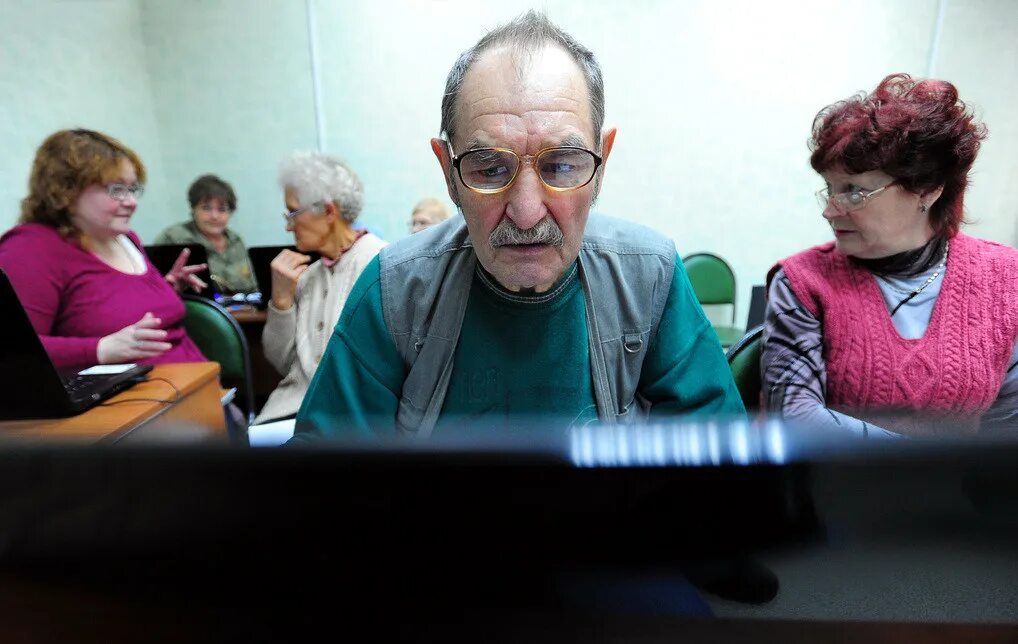 Российские пенсионеры. Работающие пенсионеры. Пенсионер за компьютером. Женщина средних лет в очках. Россиянам старше 50.