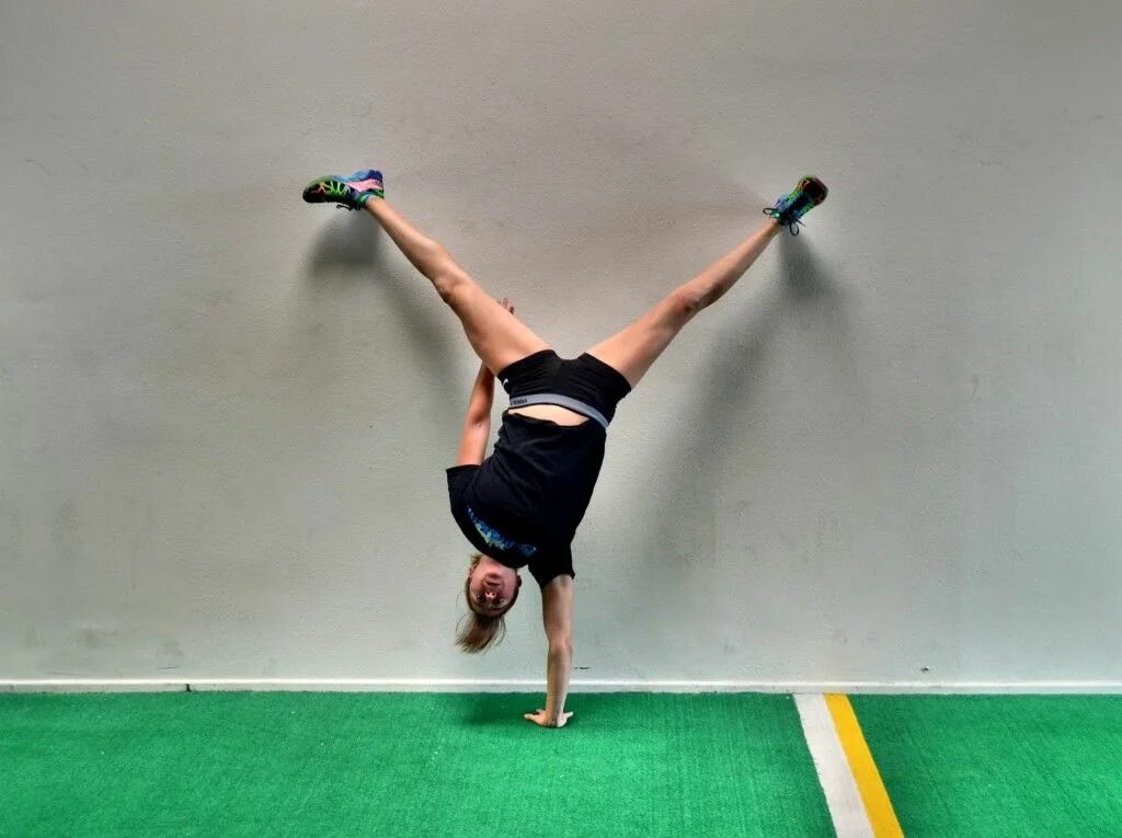 Стойка на одной руке. One hand stand. Handstand kick. Отжимания в стойке на руках. Картинки для детей do a handstand.