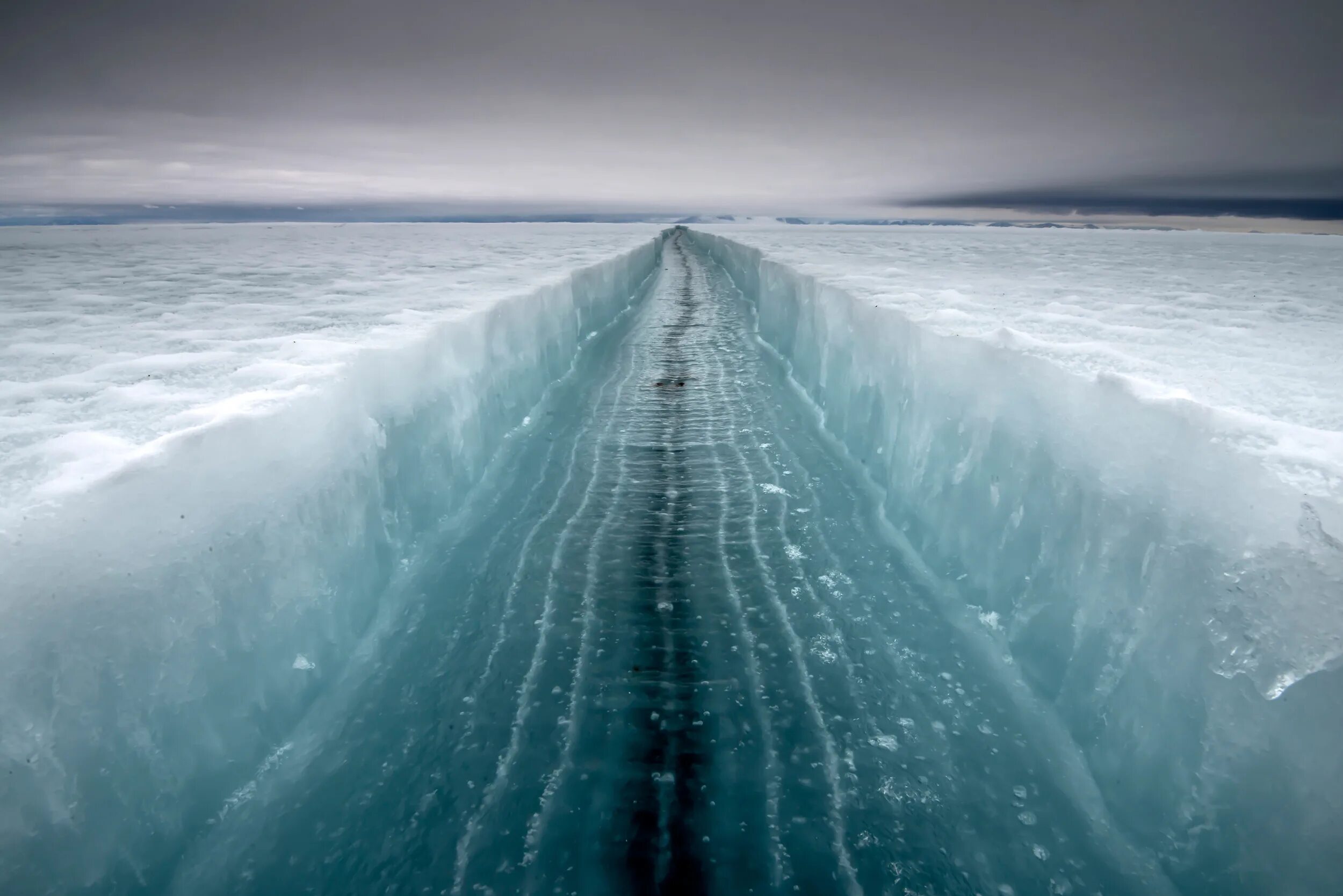 Бискайский залив волны убийцы. Замерзшая волна ЦУНАМИ В Антарктиде. Озеро подо льдом в Антарктиде. Росса Антарктида.