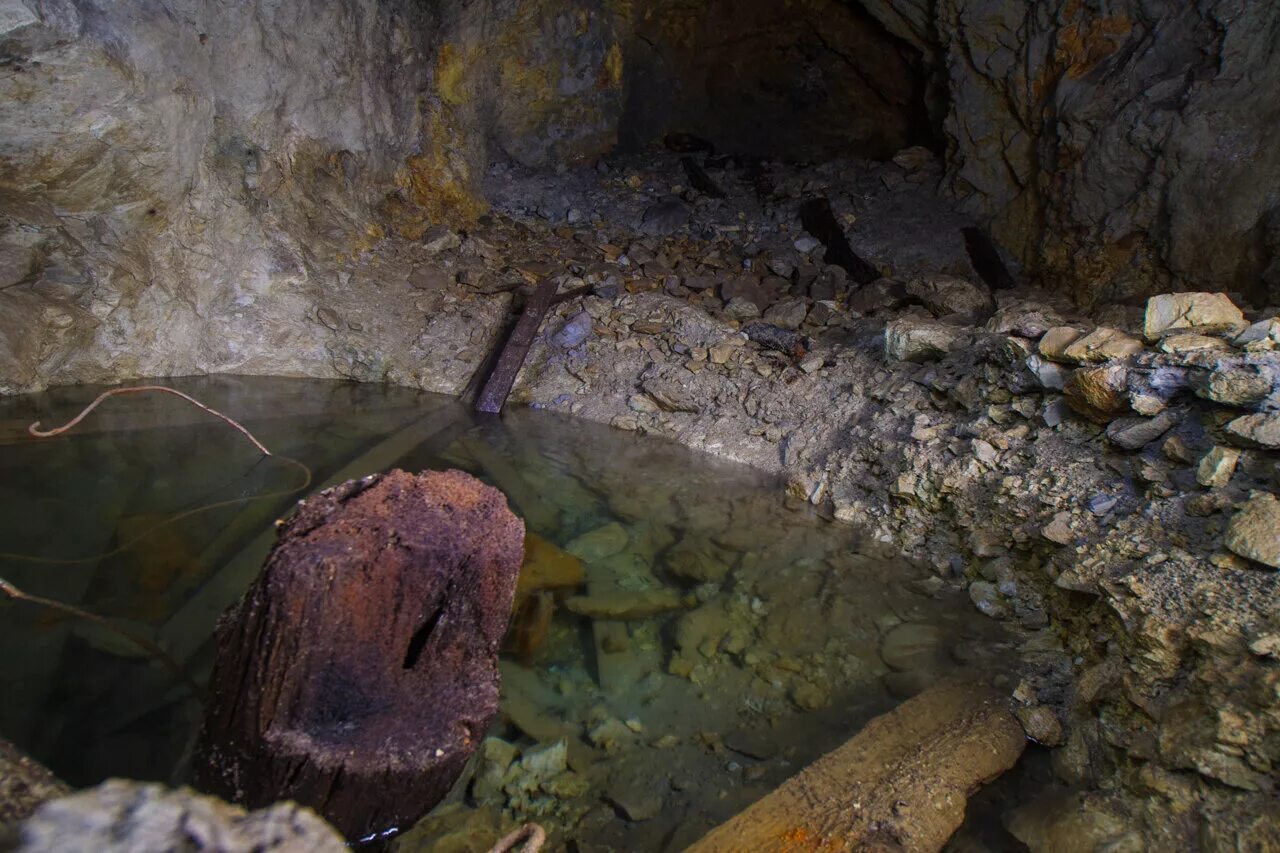 Погода змейка минераловодский. Змеиная гора Минеральные воды. Штольни горы змейка. Штольня 7 в горе змейка. Гора змейка Минеральные воды пещера.