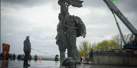 В болгарии снесли памятник