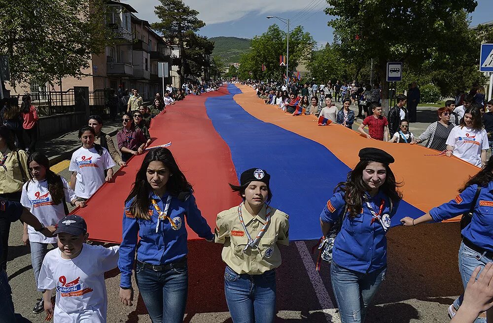 Жизнь в армении. Армения 9 мая шуши. праздник победы в армении. армяне 9 мая. с днем победы на армянском.