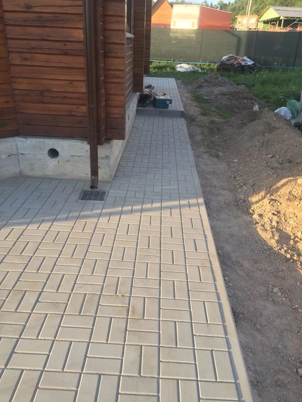 Отмостка вокруг дома. Полимерпесчаная плитка отмостка. Брусчатка классико отмостка. Отмостка клинкерной брусчаткой. Отмостка клинкерной брусчаткой.