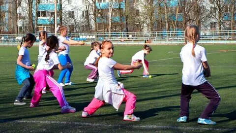 Урок физкультуры на стадионе
