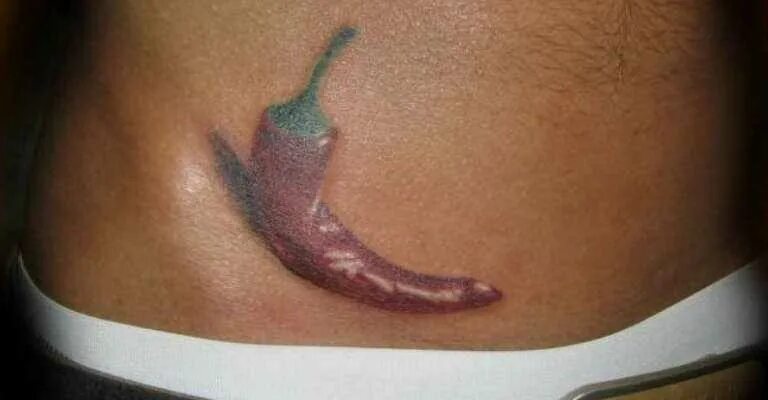 Татуировщик в процессе работы. Наколки на интимной зоне. Как делают татуировки в интимных местах. Как делают татуировки в интимных местах. Свежая татуировка.