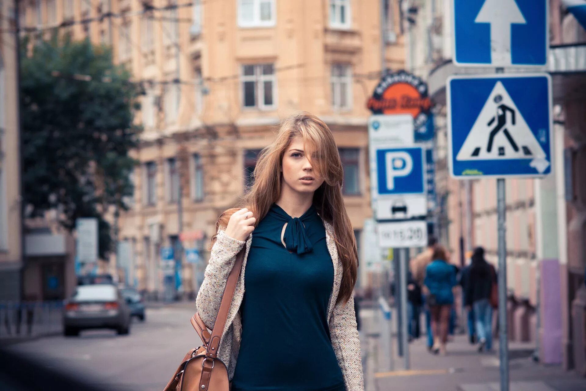 Всегда на улице. Девушка в городе. Женщина на улице. Красивые женщины на улице. Девушки на улицах Москвы.