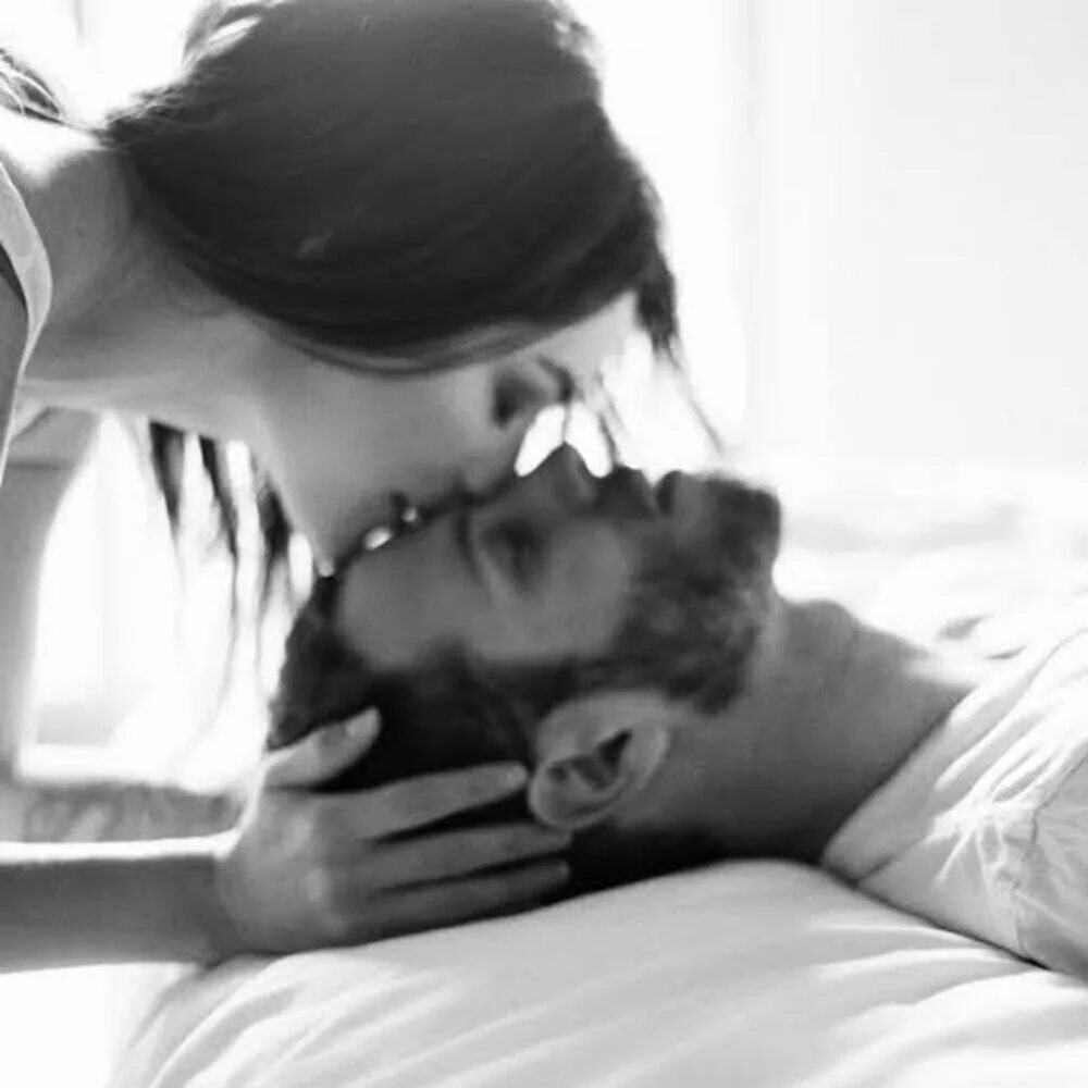 Утренний поцелуй. Нежный поцелуй. Нежный поцелуй в лоб. Поцелуй в постели. Утром целовать мужчину