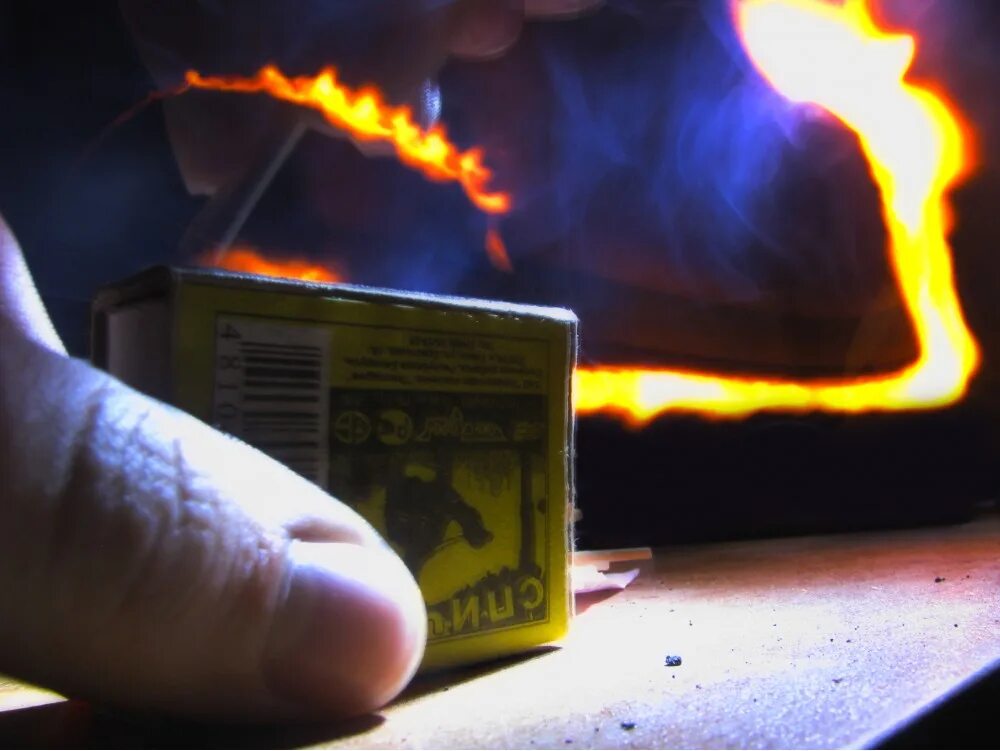 спичка slowmo. перечеркнутая спичка. при поджоги зубочистки она выделяет красную жидкость. спички иллюстрация. жгут спички жжет спички.