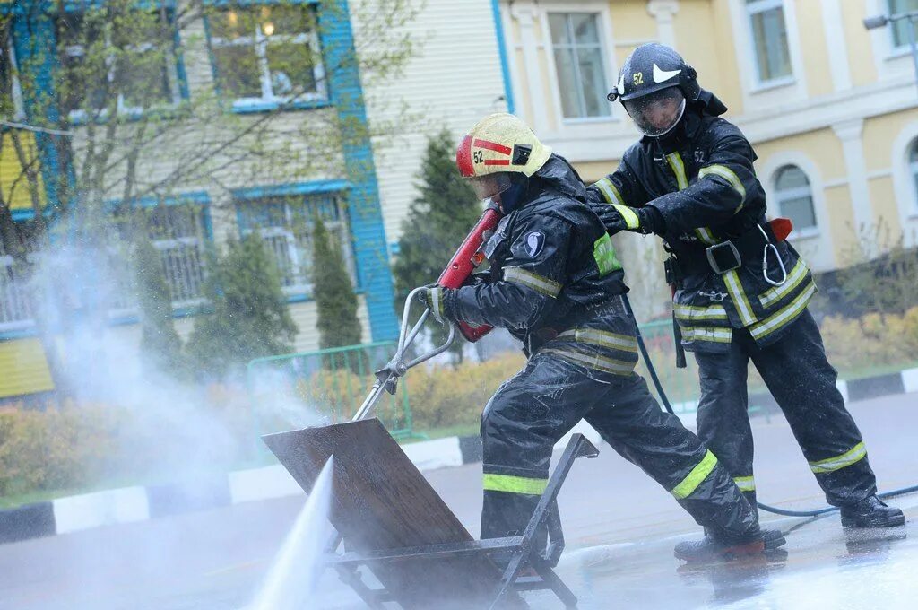 Установка пожарной охраны. АЦ Кобра МЧС. МЧС Москва пожарные. Пожарные ЮЗАО. Система пожаротушения Кобра.