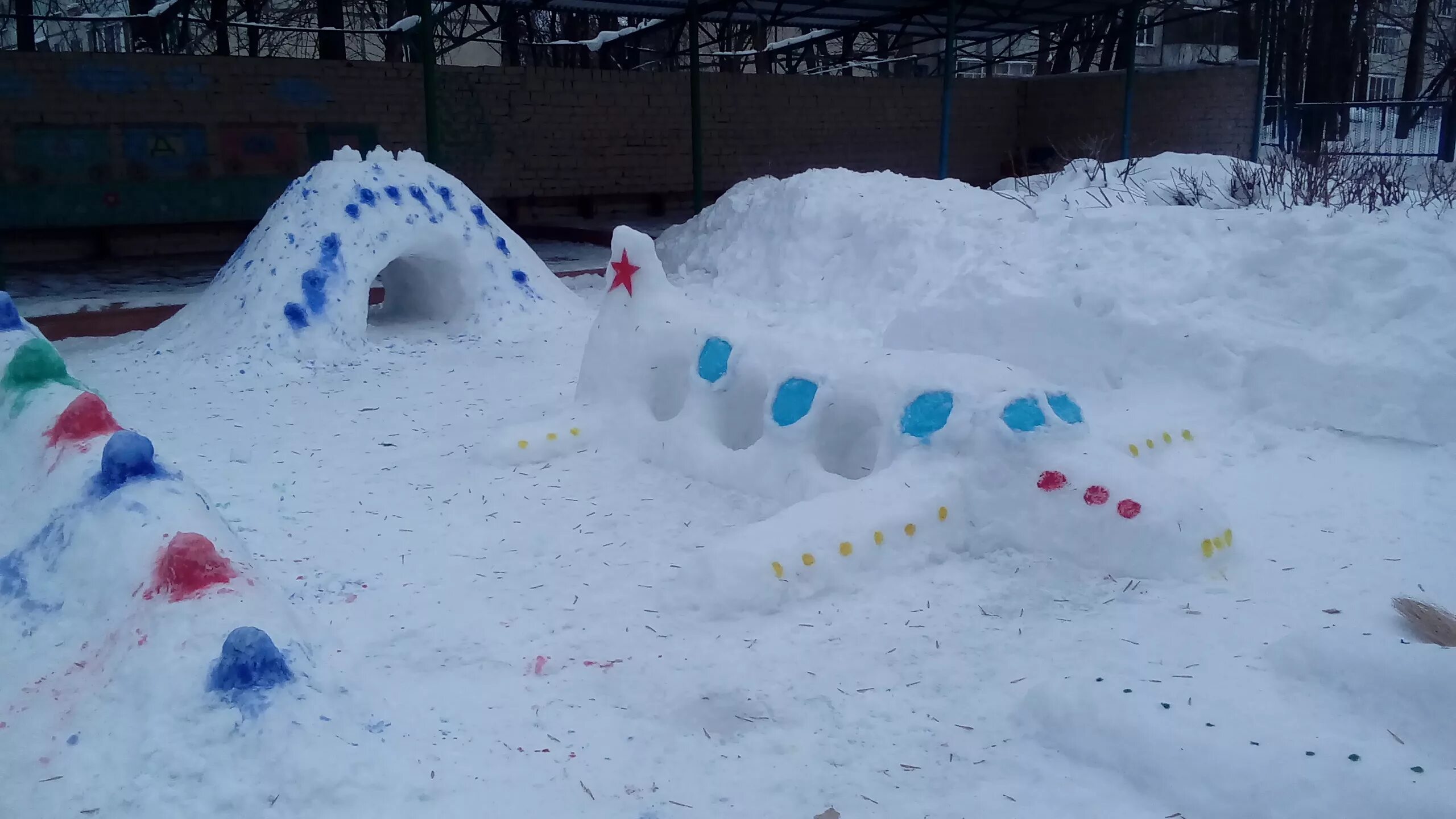 зимние фигуры в детском саду. зимние постройки на участке детского сада. постройки из снега в детском саду.