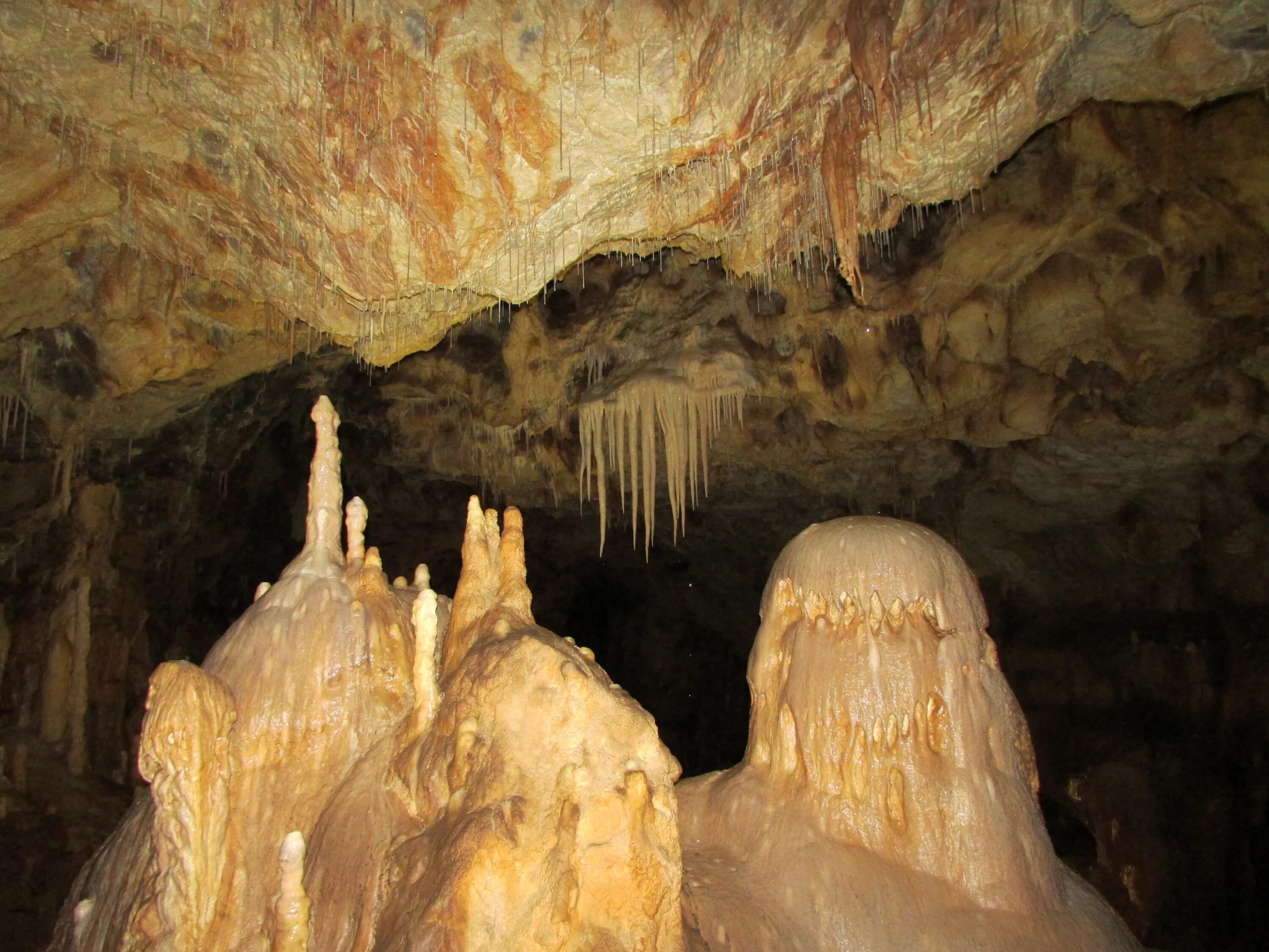 Украсить пещеру. Капова пещера сталагмиты. Капова пещера сталактиты. Сталагмиты в мраморной пещере. Пещера Постойна яма Словения.