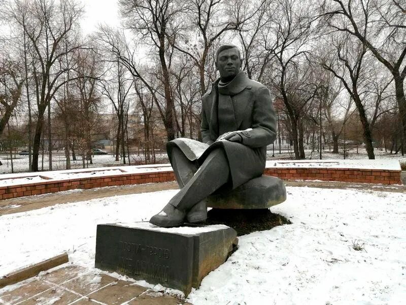 Сквер джалиля набережные челны. Памятник муса джалиль набережные челны. Парк мусы джалиля. Парк мусы джалиля в мензелинске. Муса джалиль памятник в казани.