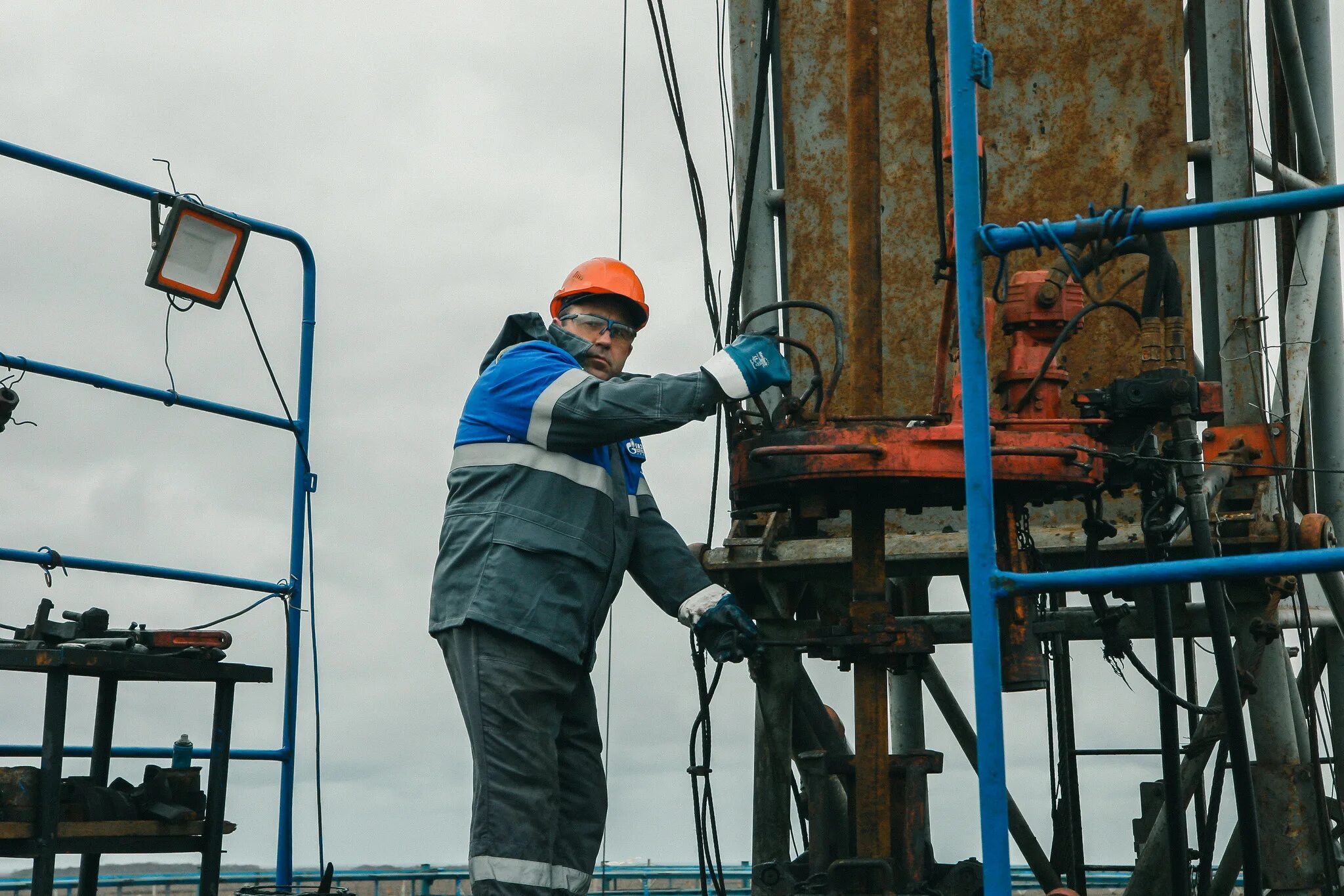 Профессия помощник бурильщика. Бурильщик нефтяных и газовых скважин. Бурильщик эксплуатационных и разведочных скважин. Бурильщик эксплуатационного и разведочного бурения скважин. Бурение эксплуатационных скважин