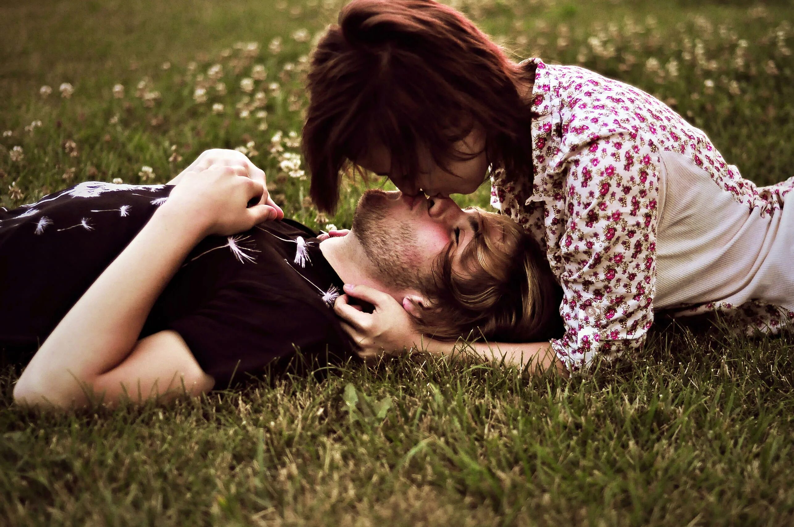 Счастливые влюбленные. Любовная парочка. Der loving. Романтичные картинки о любви. Пара на траве.
