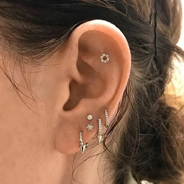 Серьги. Серьги в ушах. Золотая сережка в ухе. Сережки для пирсинга. Пирсинг уха белое золото.