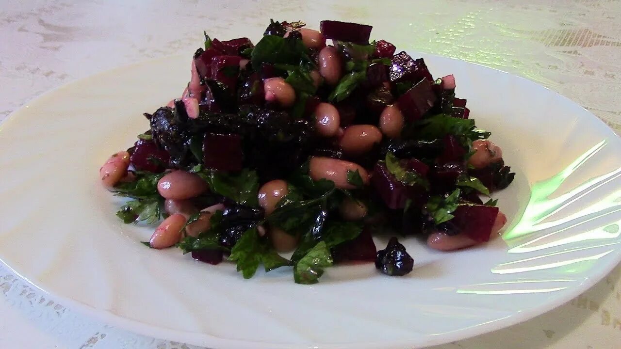 Салат со свеклой и фасолью. Салат из свеклы и фасоли консервированной. Свекольный салат с фасолью. Салат из свеклы с фасолью. Салат из свёклы с фасолью и солеными огурцами.