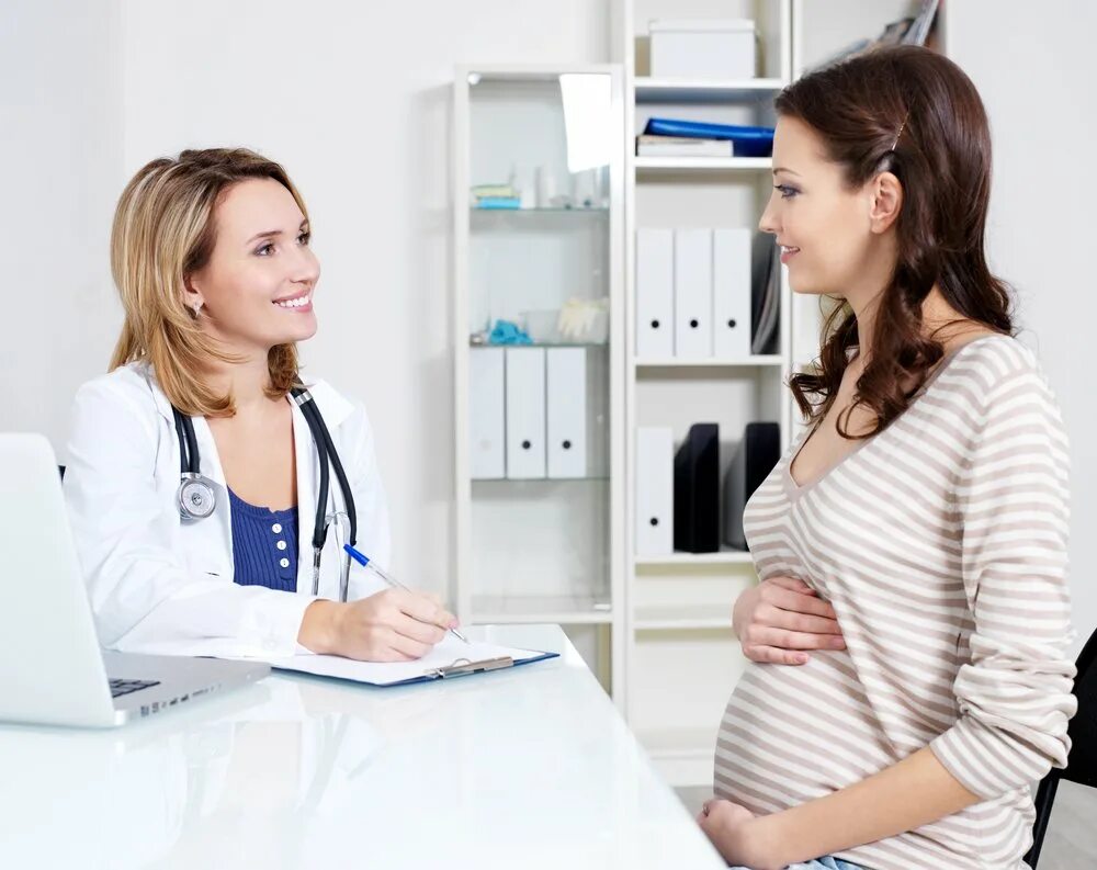 Забеременеть стоя можно. Консультация беременных. Женщина на консультации у врача.
